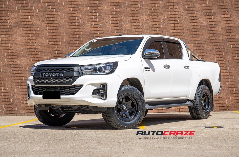 TOYOTA HILUX N80 4WD SHOK MATTE BLACK